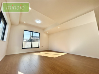 【居間・リビング】 | 小学校5分　中学校5分　食洗機付　2階リビング　鷺沼３　3号棟 | 販売現地　天井が高く開放感を感じられます