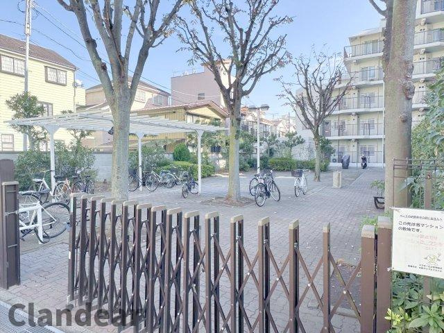 コスモ一之江の駐輪場|ドキドキの新生活も、安心してスタート。ぴったりの住まいを見つけませんか？クランディアが一緒に住まい選びをサポートします‼　まずは、お気軽にお問合せください　＃クランディア