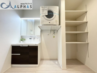 【脱衣所】 | 神戸市西区池上四丁目　新築戸建 | 同社施工例♪広々とした洗面所！三面鏡タイプのシャワー付き！！ガス乾燥機幹太くん標準装備♪