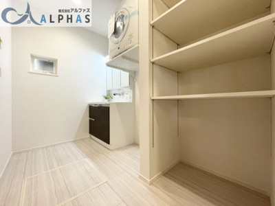 【洗面所】 | 神戸市西区池上四丁目　新築戸建 | 同社施工例♪広々とした洗面所には可動棚がありスッキリと片づきます♪