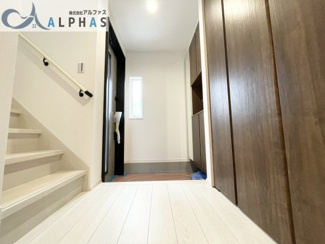 【内観：施工例】 | 神戸市西区池上四丁目　新築戸建 | 同社施工例♪玄関にはシューズボックスがあります♪