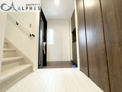 【内観：施工例】 | 神戸市西区池上四丁目　新築戸建 | 同社施工例♪玄関にはシューズボックスがあります♪