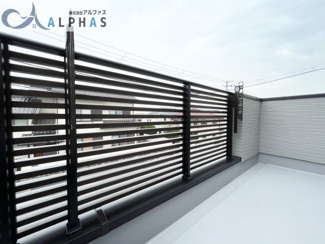 【バルコニー】 | 神戸市西区池上四丁目　新築戸建 | 同社施工例♪ワイドバルコニーにはスクリーン格子があり、お洒落です♪