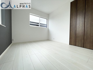 【内観：施工例】 | 神戸市西区池上四丁目　新築戸建 | 同社施工例♪各居室収納ありお部屋がスッキリと片づきます♪