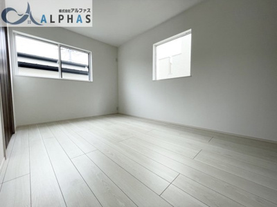 【内観：施工例】 | 神戸市西区池上四丁目　新築戸建 | 同社施工例♪洋室約6帖の部屋にはウォークインクローゼットがあります♪