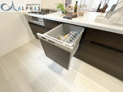 【内観：施工例】 | 神戸市西区池上四丁目　新築戸建 | 同社施工例♪使い勝手の良いシステムキッチンには、食器洗浄乾燥機付き♪