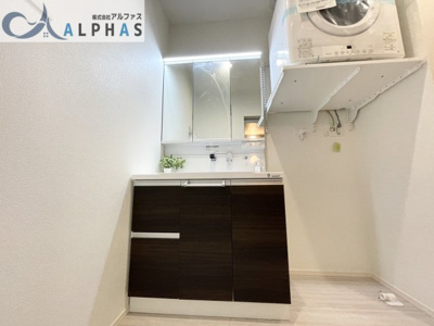 【内観：施工例】 | 神戸市西区池上四丁目　新築戸建 | 同社施工例♪たっぷりの収納を設けたシャワー付洗面台で快適な暮らしを過ごせます♪