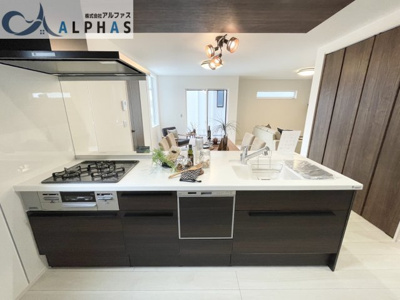 【内観：施工例】 | 神戸市西区池上四丁目　新築戸建 | 同社施工例♪システムキッチン！！食器洗い乾燥機付き！！シンクもお洒落♪