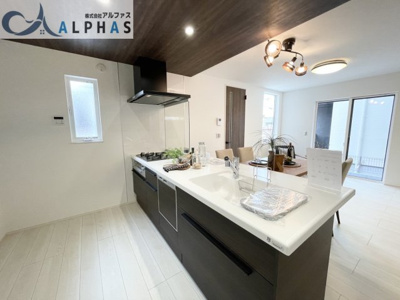 【内観：施工例】 | 神戸市西区池上四丁目　新築戸建 | 同社施工例♪フルフラットキッチンの為、開放感があります♪