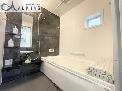 【内観：施工例】 | 神戸市西区池上四丁目　新築戸建 | 同社施工例♪広々とした浴室には浴室換気乾燥暖房機付きで、天候や時間帯を気にすることなく洗濯物を乾かすことができ、寒いときには暖房機能が活躍します♪