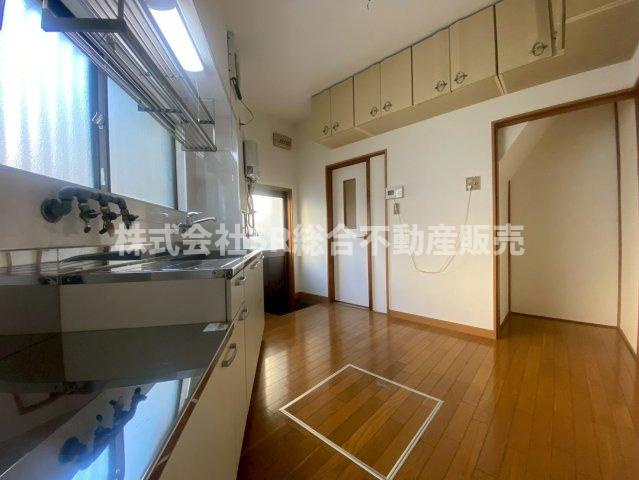 大蓮東2丁目中古戸建のキッチン|上にも棚があります♪