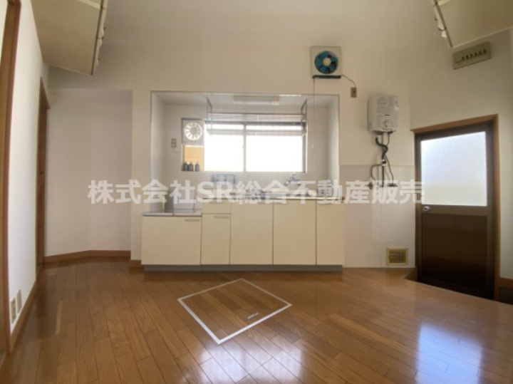 大蓮東2丁目中古戸建のキッチン|キッチンには勝手口もあり明るくて使いやすいです♪