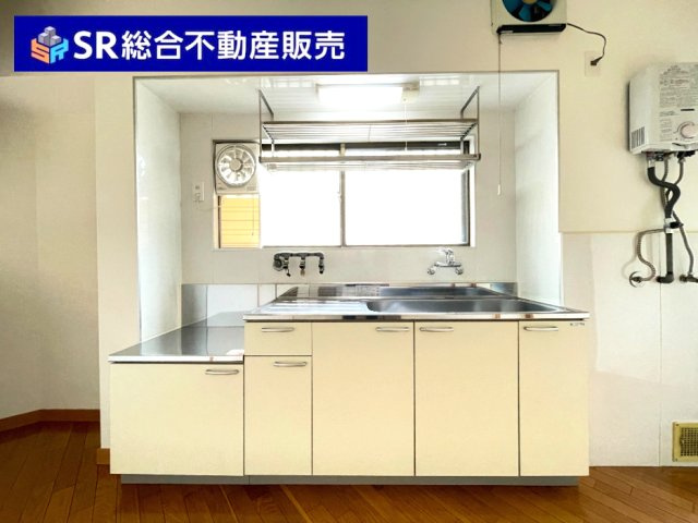 大蓮東2丁目中古戸建のキッチン|キッチンには勝手口もあり明るくて使いやすいです♪