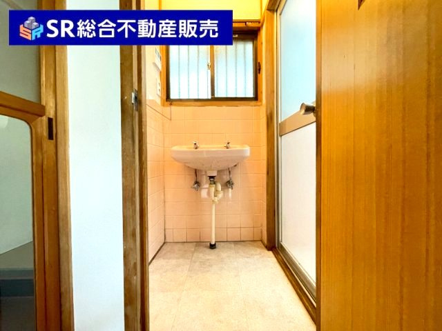 大蓮東2丁目中古戸建の脱衣所|忙しい朝には欠かせない洗面所です