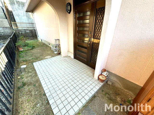 青葉台戸建のエントランス