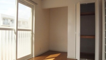 グリーンハイツの寝室|日当り良好の室内です