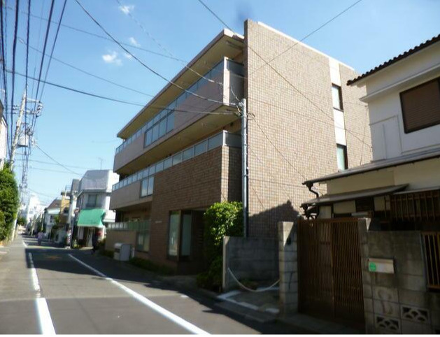 中野区新井３丁目の賃貸マンションのエントランス