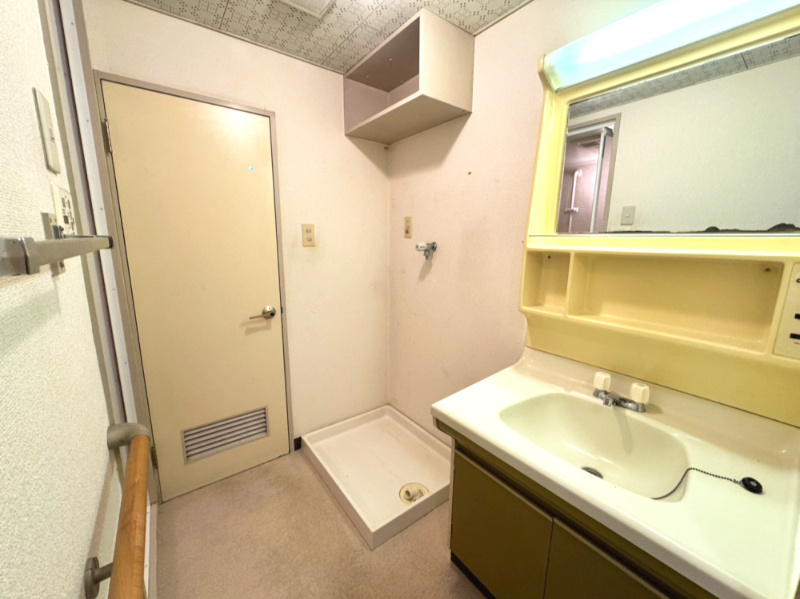 深江ロイヤルマンションの独立洗面台