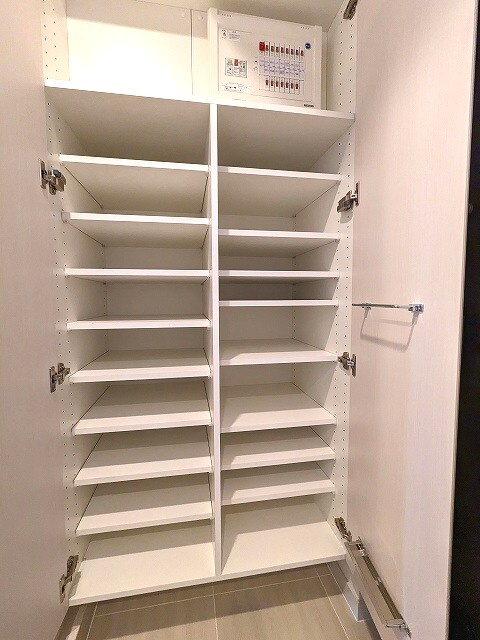 ヴィークブライト蔵前の玄関|傘フック付きの収納豊富なトールタイプのシューズBOXです