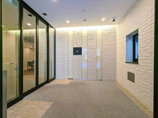 ヴィークブライト蔵前のエントランス|瀟洒なエントランスです、タッチキーのモニター付オートロック・防犯カメラセキュリティです