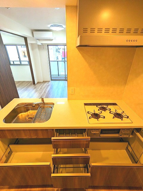 ヴィークブライト蔵前の設備|グリル付ガス3口システムカウンターキッチン、瀟洒でお手入れ楽なガラストップコンロです