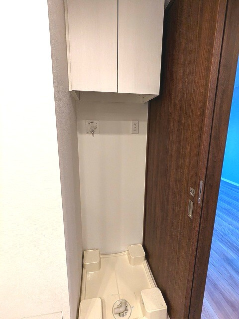 ヴィークブライト蔵前の設備|トイレと独立した洗面脱衣室のです、排水口はお手入れしやすい様に手前中央に配置し、足高の防水パンです