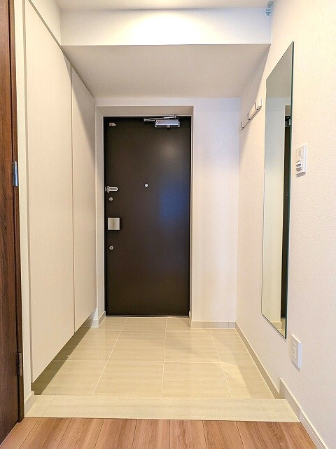 ヴィークブライト蔵前の設備|ディンプルキーのダブルロックセキュリティです、玄関に姿水鏡・コートフック人感センサー付玄関ライト付