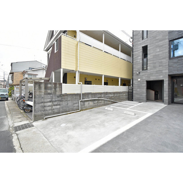 VINA山科WESTの駐車場