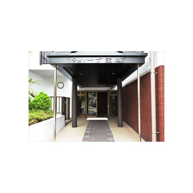 チェリーデ宝塚のエントランス