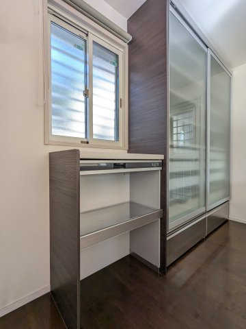 【キッチン】 | 久留米市宮ノ陣４丁目 中古戸建 | キッチンには大容量のカップボードが設置されています。状態も良好で費用も抑えられます♪