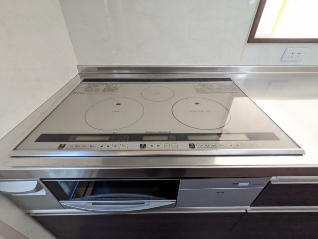 【キッチン】 | 久留米市宮ノ陣４丁目 中古戸建 | キッチンコンロは火を使わない安心のＩＨタイプ。お掃除も楽ちんです♪