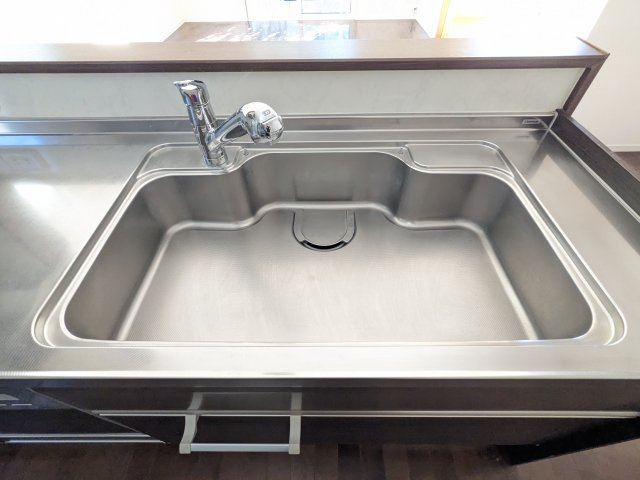【キッチン】 | 久留米市宮ノ陣４丁目 中古戸建 | キッチンシンクも大容量タイプ。洗い物も楽ちんです。水栓は使いやすい浄水カートリッジタイプの浄水器付きです♪