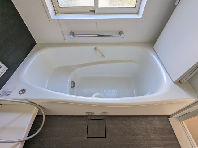 【浴室】 | 久留米市宮ノ陣４丁目 中古戸建 | 浴槽は節水もできるベンチタイプを採用。腰湯や足湯にもお使いいただけます♪