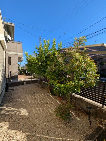 【外観】 | 久留米市宮ノ陣４丁目 中古戸建 | 建物周辺の敷地には、植物が適度に植栽されておりお手入れもそこまで負担になりません。防犯用の音の出る砂利が敷き詰められています♪