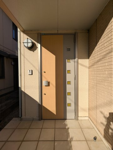 【玄関】 | 久留米市宮ノ陣４丁目 中古戸建 | 玄関ドアはデザイン性に優れたタイプを採用。ディンプルキーのダブルロックで防犯面にも優れています♪