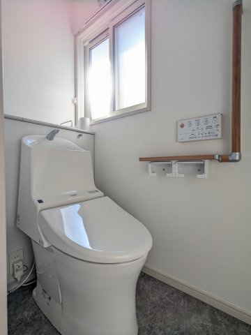 【トイレ】 | 久留米市宮ノ陣４丁目 中古戸建 | ２階のトイレにも温水洗浄便座付きです♪