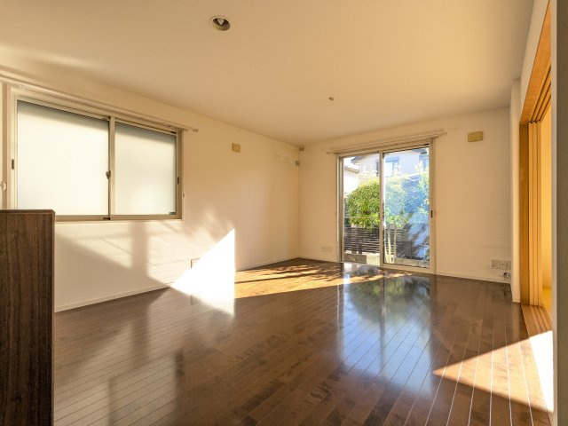 【居間・リビング】 | 久留米市宮ノ陣４丁目 中古戸建 | リビングは南向き、２面採光の温か日差しが注ぐ明るい室内です♪