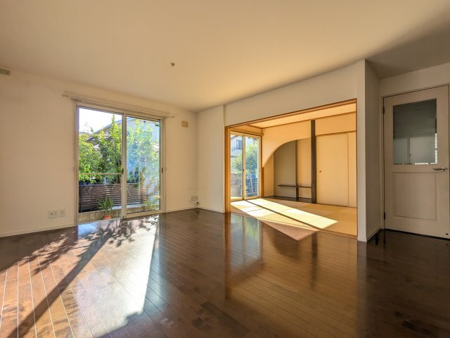 【居間・リビング】 | 久留米市宮ノ陣４丁目 中古戸建 | リビング横の引き戸を開放すれば、和室と合わせて３ＬＤＫ２３帖の広々リビング感覚としてもお使いできます♪