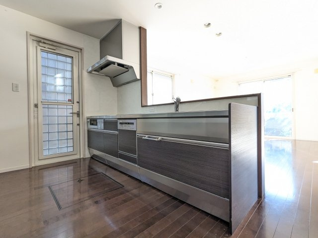 【キッチン】 | 久留米市宮ノ陣４丁目 中古戸建 | キッチンは、家事を楽にしてくれる食器洗浄乾燥機や火を使わない安心のＩＨ３口コンロ、お料理の時に便利な浄水器、お手入れしやすいレンジフードなどの機能満載です♪