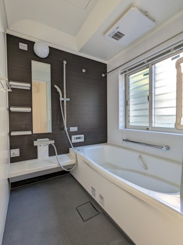 【浴室】 | 久留米市宮ノ陣４丁目 中古戸建 | お風呂は１６ー１６のゆったりサイズなのでご家族で楽しく入浴ができます。浴槽は節水型タイプで家計にも優しい設計です♪