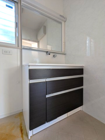 【独立洗面台】 | 久留米市宮ノ陣４丁目 中古戸建 | 洗面化粧台は収納たっぷり。シンクもゆったりサイズの高機能タイプです♪