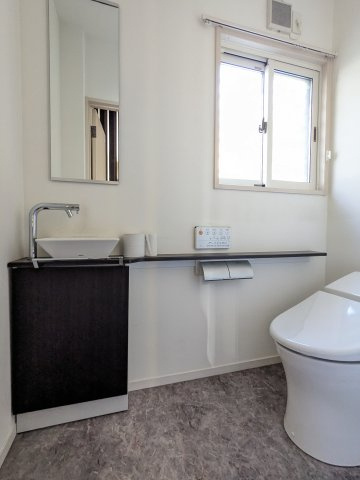 【トイレ】 | 久留米市宮ノ陣４丁目 中古戸建 | トイレはスッキリタンクレス仕様。手洗い、鏡、窓など欲しい機能がしっかり完備されている使いやすいタイプです♪