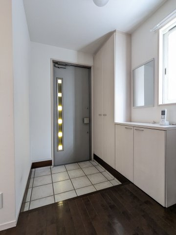 【玄関】 | 久留米市宮ノ陣４丁目 中古戸建 | 玄関には大容量のシューズボックス完備♪