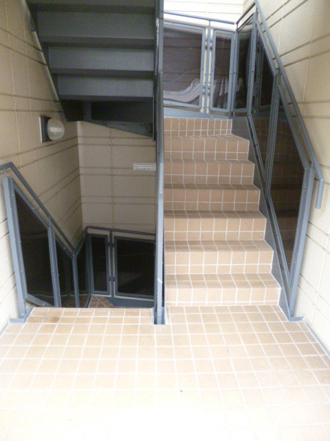 メゾンプレイスのエントランス|★共用階段★