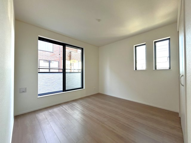 足立区舎人の邸宅の洋室|【A号棟】
～Bed room～
バルコニーから陽当たりが差し込みますので、日中は電気など必要ない明るさとなっております。