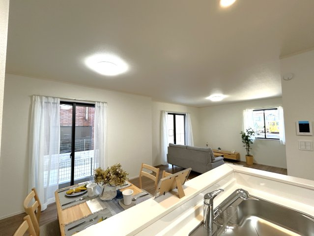 足立区舎人の邸宅のキッチン|【A号棟】
会話が弾む対面型キッチン。後ろにはお洒落な食器類を余裕で収納できるスペースがあります。