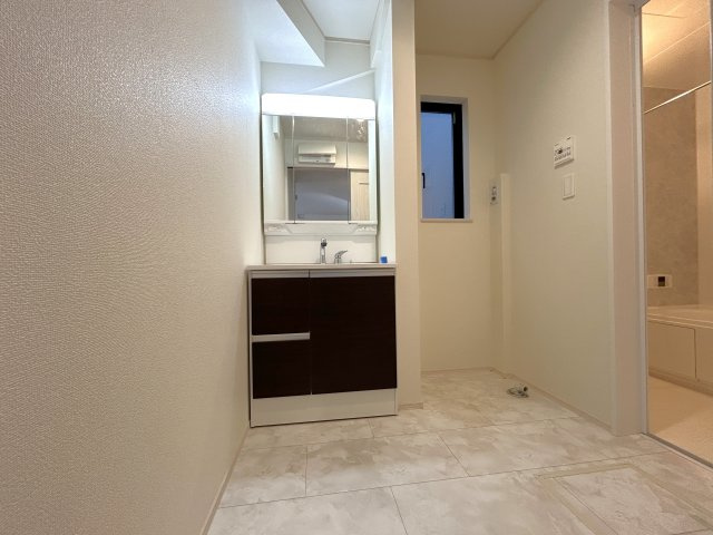 足立区舎人の邸宅の独立洗面台|【A号棟】
三面鏡タイプの洗面化粧台を採用し、キャビネット収納はぎっしり色々な物を収納でき下部収納もございます。シャワーヘッドタイプを採用しておりますのでお掃除など楽々できます。