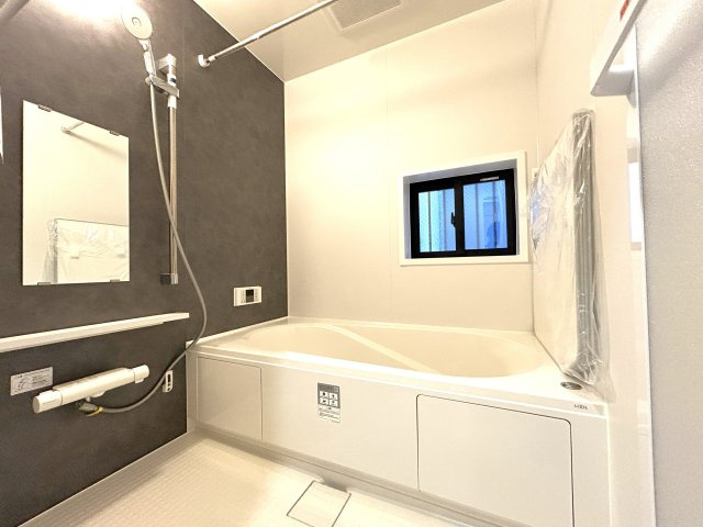 足立区舎人の邸宅の浴室|【B号棟】
足を伸ばせる浴槽＆ワンタッチでお湯張や追焚が出来るオートバスで1日の疲れも快適にリフレッシュ。雨のお洗濯に威力を発揮する浴室換気乾燥機付き。