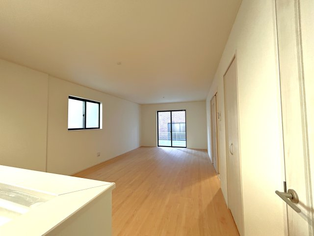 足立区舎人の邸宅の居間・リビング|【B号棟】
19.5帖のリビングは家族が1番くつろげる癒しの空間、家族が集い憩うリビングスペースはナチュラルカラーの明るい心地良い空間に仕上がりました。