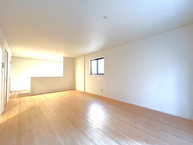 足立区舎人の邸宅の居間・リビング|【B号棟】
ご家族やお客様との時間など、多くの時を刻む空間。何気なく過ぎる時でさえも上質なひと時となる快適な空間を目指して。